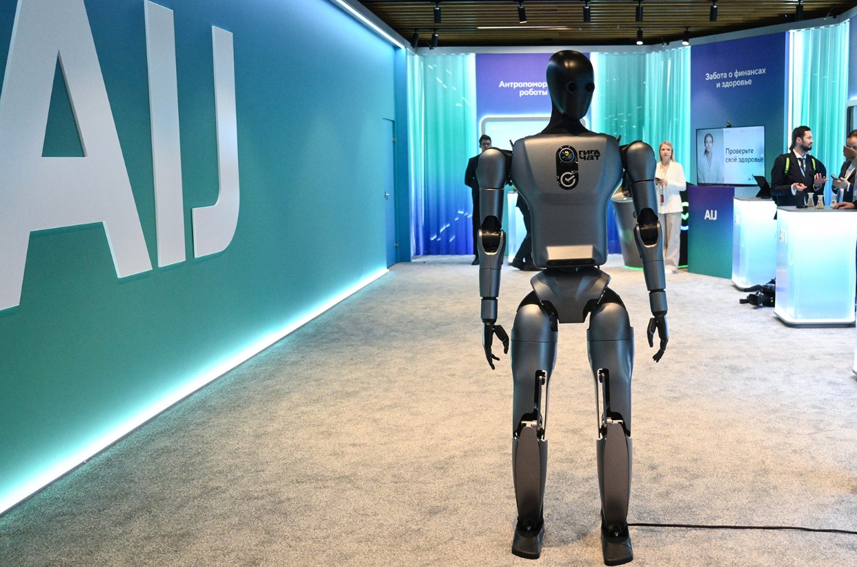 Сбер представил первого ИИ-робота на базе нейросети GigaChat